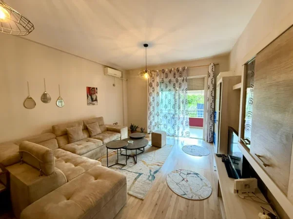 Tirane, jepet me qera apartament 1+1 Kati 3, (KOPSHTI BOTANIK)