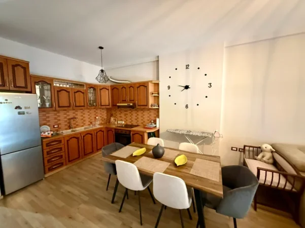 Tirane, jepet me qera apartament 1+1 Kati 3, (KOPSHTI BOTANIK)