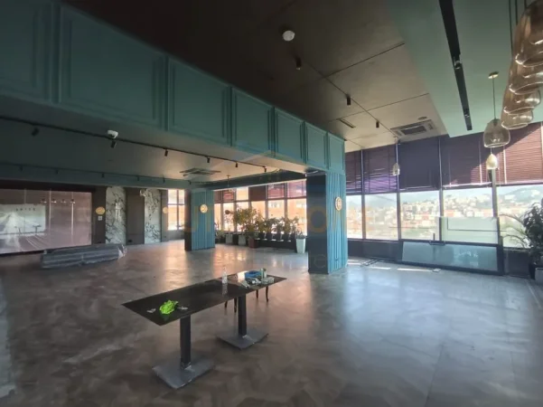 Tirane, jepet me qera ambjent biznesi Kati 8, 328 m² (Spitali Amerikan 3)