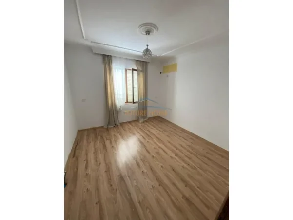 Tirane, shitet apartament 1+1+Ballkon , 104 m² 200.000 € (Ali Demi)