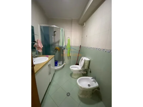Tirane, shitet apartament 1+1+Ballkon , 104 m² 200.000 € (Ali Demi)
