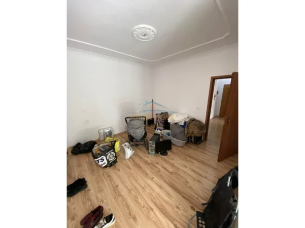 Tirane, shitet apartament 1+1+Ballkon , 104 m² 200.000 € (Ali Demi)
