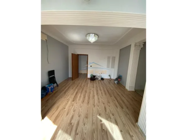 Tirane, shitet apartament 1+1+Ballkon , 104 m² 200.000 € (Ali Demi)