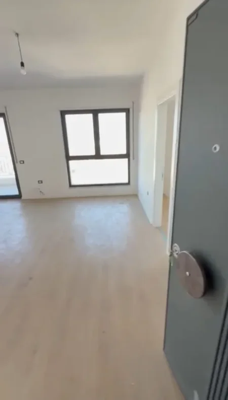 Tirane, jepet me qera apartament 1+1 Kati 9, 65 m² (Kompleksi Ndregjoni,Bulevardi i Ri)