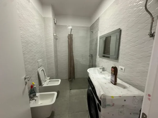 Tirane, jepet me qera apartament 2+1+Ballkon Kati 4, 110 m² 777 € (Rruga Hysni Gerbolli)