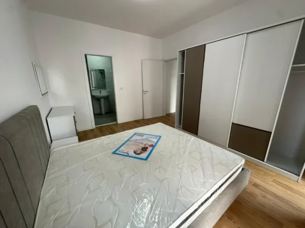 Tirane, jepet me qera apartament 2+1+Ballkon Kati 4, 110 m² 777 € (Rruga Hysni Gerbolli)