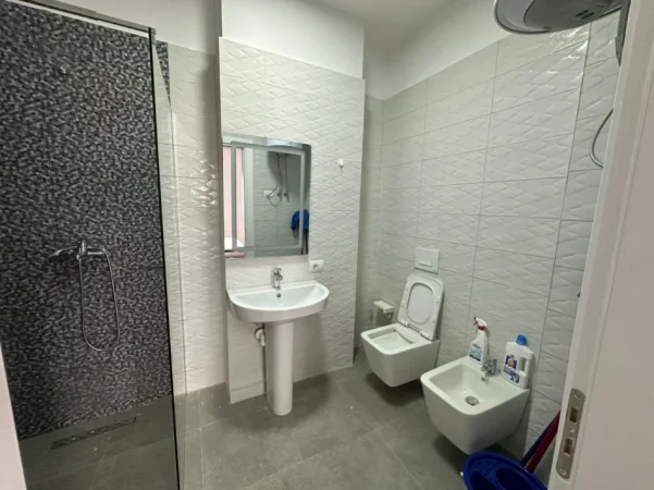 Tirane, jepet me qera apartament 2+1+Ballkon Kati 4, 110 m² 777 € (Rruga Hysni Gerbolli)