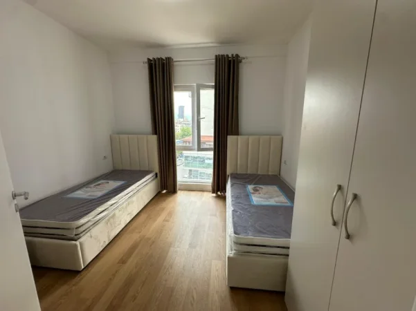 Tirane, jepet me qera apartament 2+1+Ballkon Kati 4, 110 m² 777 € (Rruga Hysni Gerbolli)