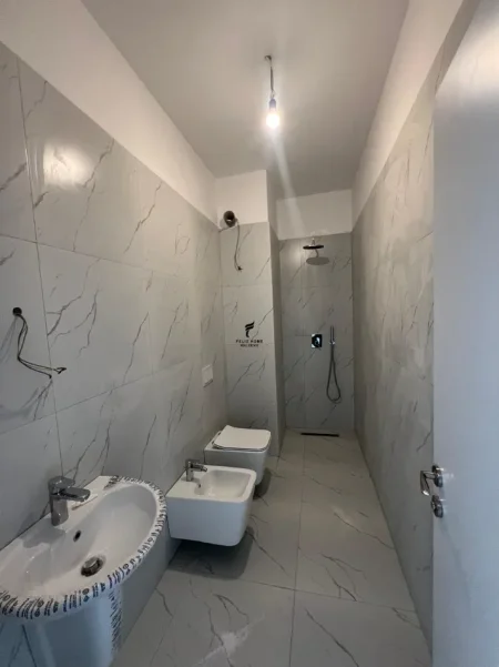 Tirane, jepet me qera zyre Kati 2, 108 m² 800 € (RRUGA E BARRIKADAVE)