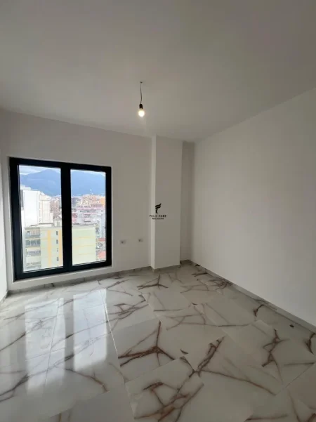 Tirane, jepet me qera zyre Kati 2, 108 m² 800 € (RRUGA E BARRIKADAVE)