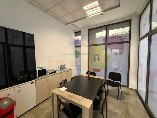 Tirane, jepet me qera ambjent biznesi Kati 0, 412 m² 4.700 € (Selvia)