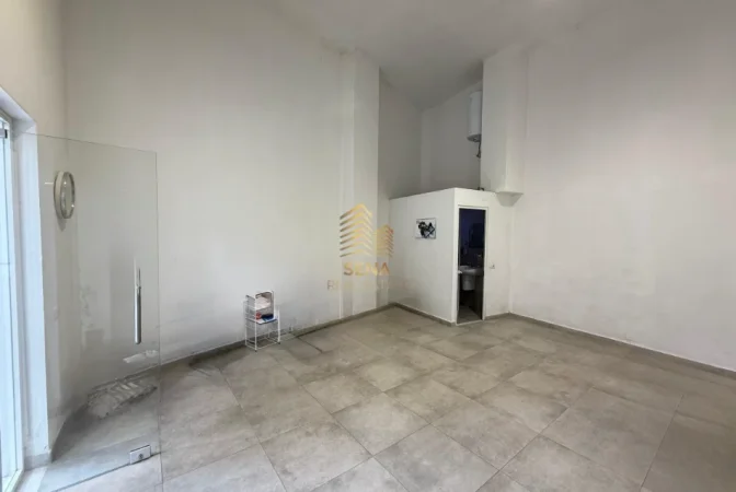 Tirane, jepet me qera ambjent biznesi Kati 0, 40 m² 450 € (Rruga e Barrikadave)