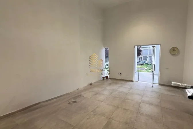 Tirane, jepet me qera ambjent biznesi Kati 0, 40 m² 450 € (Rruga e Barrikadave)