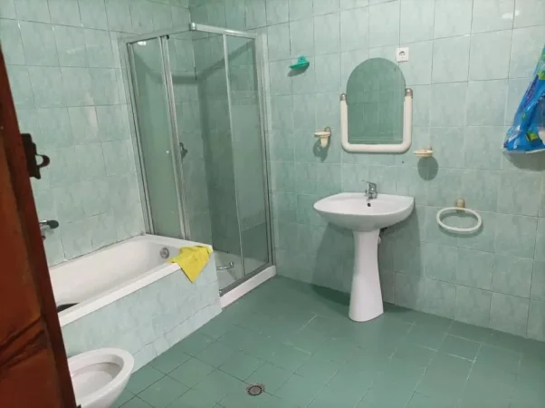 Tirane, jepet me qera Shtepi Private 2+1 Kati 1, 120 m² 400 € (Pranë me Ish Sheshin Shqiponja, Laprakë,Tiranë)