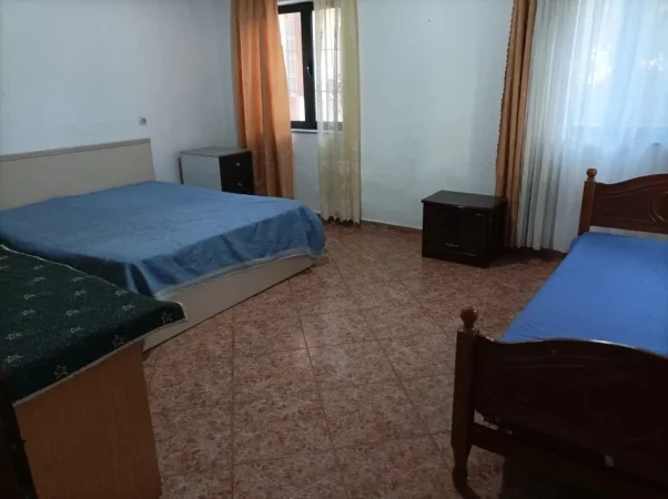 Tirane, jepet me qera Shtepi Private 2+1 Kati 1, 120 m² 400 € (Pranë me Ish Sheshin Shqiponja, Laprakë,Tiranë)