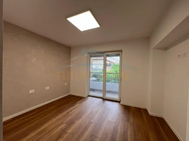 Tirane, jepet me qera ambjent biznesi Kati 2, 53 m² 800 € (BRRYLI)