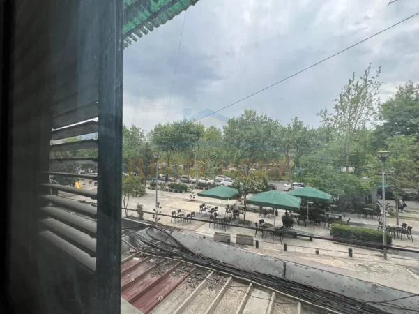Tirane, jepet me qera ambjent biznesi Kati 2, 53 m² 800 € (BRRYLI)