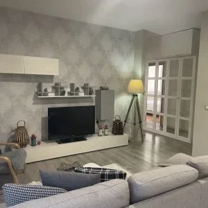 Tirane, jepet me qera Apartament 2+1,Mobiluar, Çmimi 67.000 Lekë të Reja, tek Rrethrrotullimi i Selitës, Rruga Zallit, Tiranë.