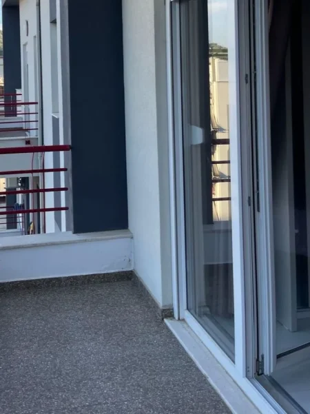 Tirane, jepet me qera apartament 3+1+Ballkon Kati 4, 187 m² 1.300 € (Liqeni i Thatë)