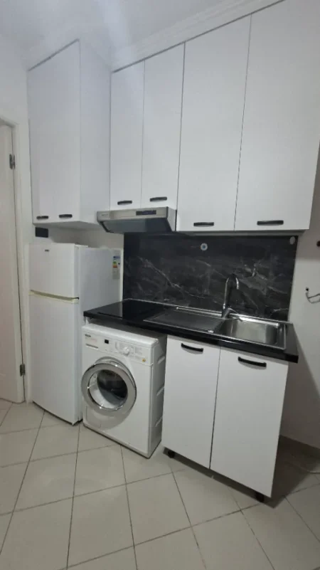 Tirane, jepet me qera apartament 1+1 Kati 3, 50 m² 300 € (Rruga 5 maji)