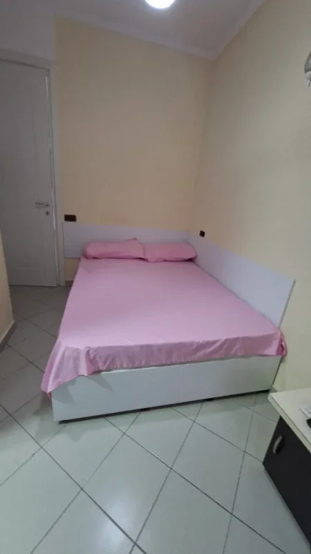Tirane, jepet me qera apartament 1+1 Kati 3, 50 m² 300 € (Rruga 5 maji)