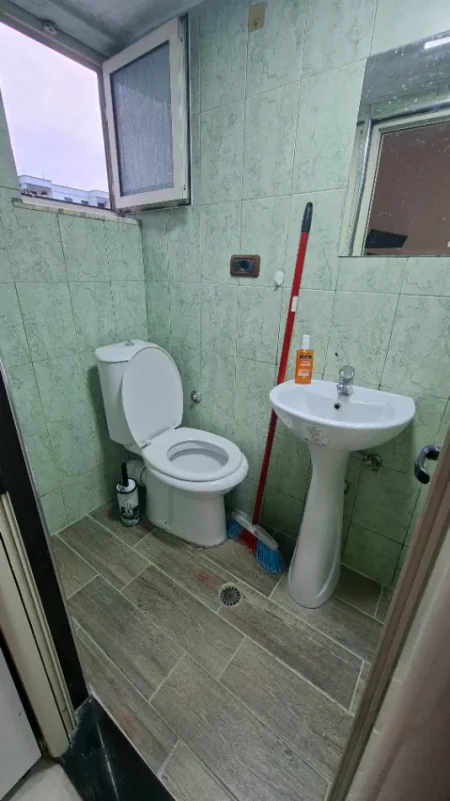 Tirane, jepet me qera apartament 1+1 Kati 3, 50 m² 300 € (Rruga 5 maji)