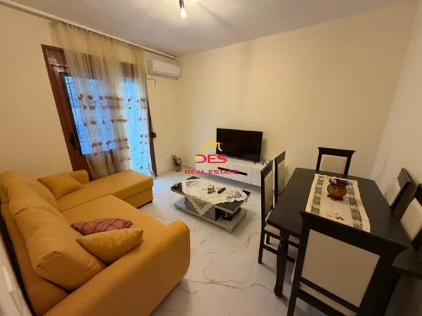 Vlore, jepet me qera apartament 1+1+Ballkon Kati 1, 70 m² 280 € (Rruga 7 Nëntori)