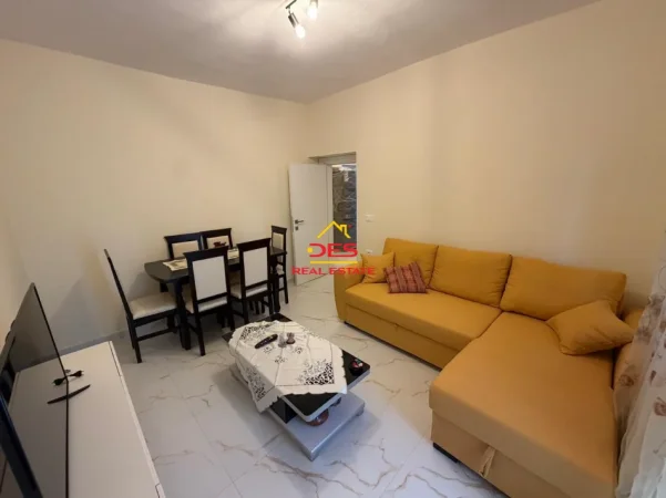 Vlore, jepet me qera apartament 1+1+Ballkon Kati 1, 70 m² 280 € (Rruga 7 Nëntori)