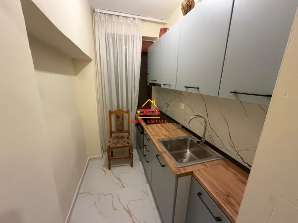 Vlore, jepet me qera apartament 1+1+Ballkon Kati 1, 70 m² 280 € (Rruga 7 Nëntori)