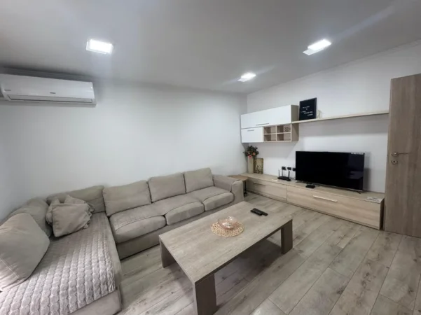 Tirane, jepet me qera apartament 2+1+Ballkon Kati 4, 80 m² 600 € (Në Qendër të Tiranës)