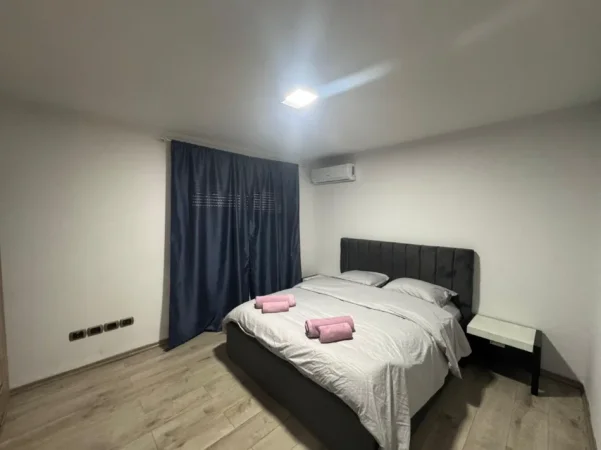 Tirane, jepet me qera apartament 2+1+Ballkon Kati 4, 80 m² 600 € (Në Qendër të Tiranës)