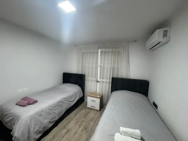 Tirane, jepet me qera apartament 2+1+Ballkon Kati 4, 80 m² 600 € (Në Qendër të Tiranës)