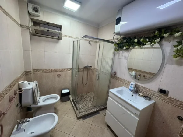 Tirane, jepet me qera apartament 2+1+Ballkon Kati 4, 80 m² 600 € (Në Qendër të Tiranës)