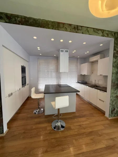 Tirane, jepet me qera Vile 3+1 , 170 m² 2.800 € (White House, TEG)