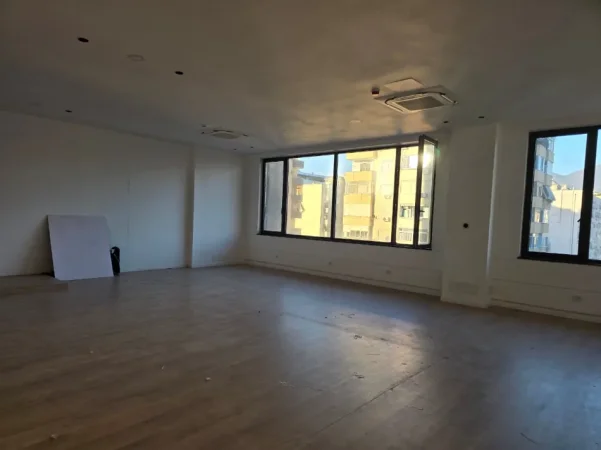 Tirane, jepet me qera zyre Kati 4, 140 m² 2.380 € (Kompleksi Delijorgji)