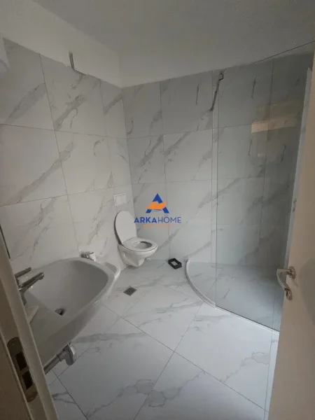 Tirane, jepet me qera apartament 2+1+Ballkon Kati 4, 110 m² 1.000 € 