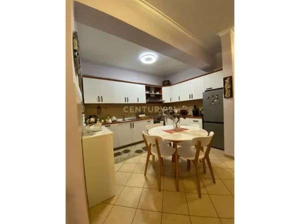 Tirane, jepet me qera apartament 2+1+2 Kati 4, 106 m² 750 € (rruga kavajes)