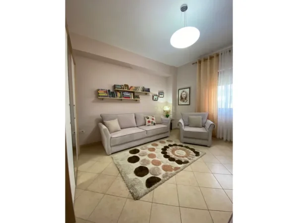 Tirane, jepet me qera apartament 2+1+2 Kati 4, 106 m² 750 € (rruga kavajes)