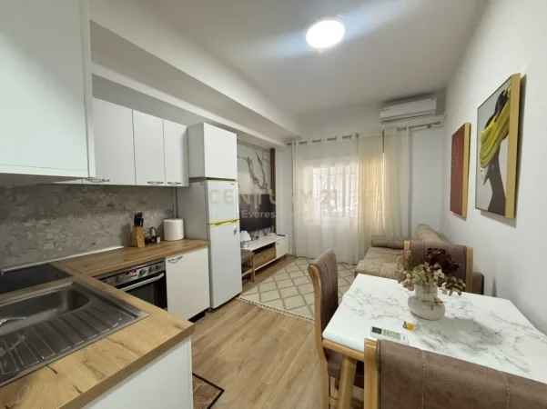 Tirane, jepet me qera apartament 1+1 Kati 1, prane Petroninit. 40 m² 600 €