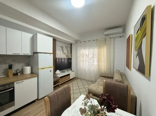 Tirane, jepet me qera apartament 1+1 Kati 1, prane Petroninit. 40 m² 600 €