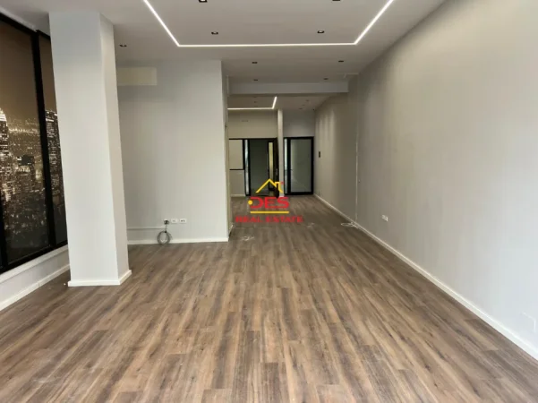 Vlore, jepet me qera ambjent biznesi Kati 0, 96 m² 1.100 € (Bulevadi Vlorë-Skelë)