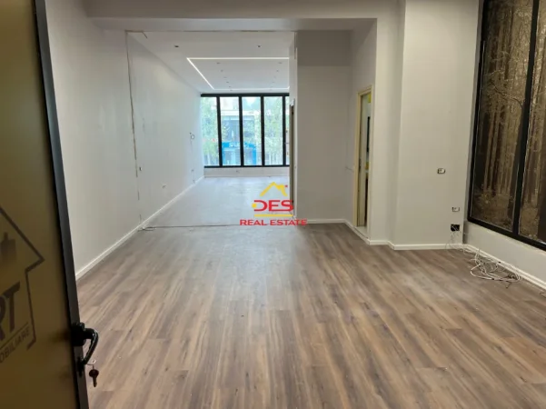 Vlore, jepet me qera ambjent biznesi Kati 0, 96 m² 1.100 € (Bulevadi Vlorë-Skelë)
