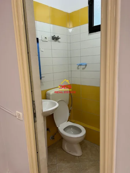 Vlore, jepet me qera ambjent biznesi Kati 0, 96 m² 1.100 € (Bulevadi Vlorë-Skelë)