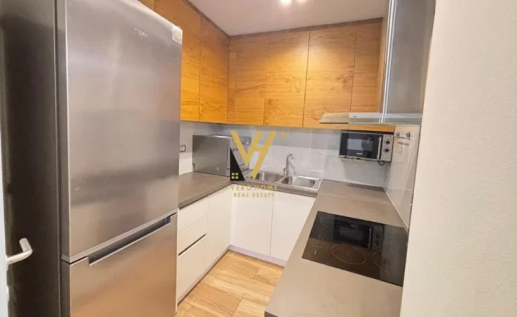 Tirane, jepet me qera apartament 3+1+Ballkon Kati 3, 100 m² 850 € (SHKOLLA E KUQE)