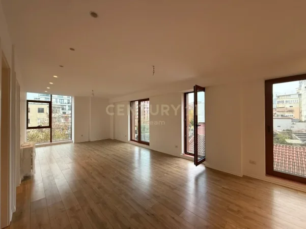 Tirane, jepet me qera Zyre  Kati 3,  1.100 € (Rruga e Kavajes) 83.75m2