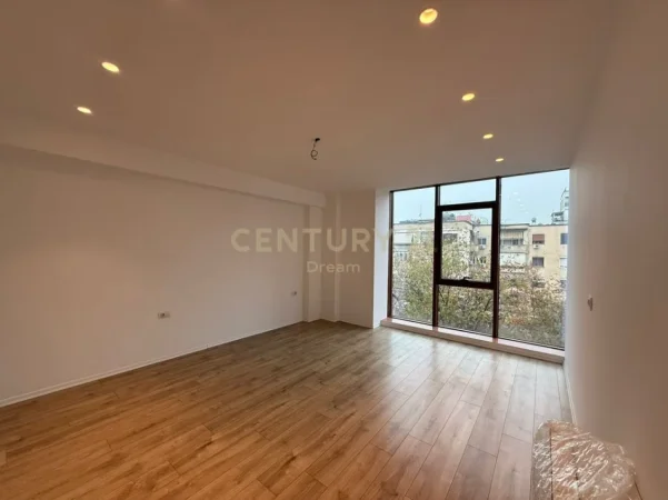 Tirane, jepet me qera Zyre  Kati 3,  1.100 € (Rruga e Kavajes) 83.75m2
