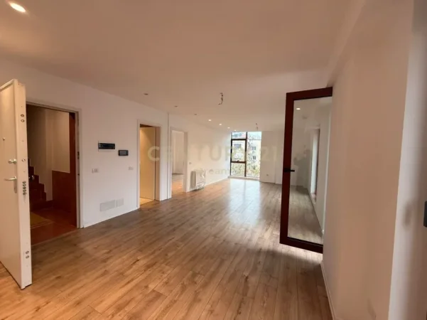 Tirane, jepet me qera Zyre  Kati 3,  1.100 € (Rruga e Kavajes) 83.75m2
