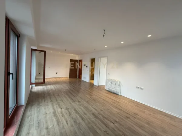 Tirane, jepet me qera Zyre  Kati 3,  1.100 € (Rruga e Kavajes) 83.75m2