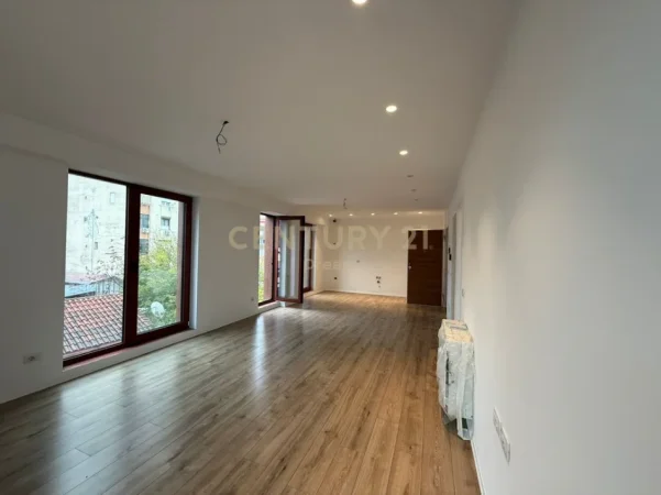 Tirane, jepet me qera Zyre  Kati 3,  1.100 € (Rruga e Kavajes) 83.75m2