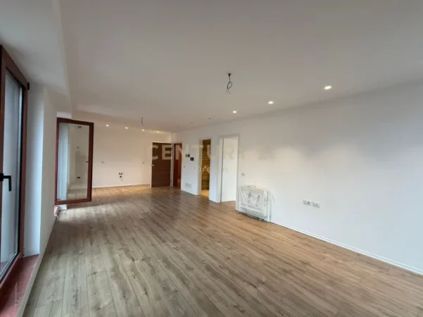 Tirane, jepet me qera Zyre  Kati 3,  1.100 € (Rruga e Kavajes) 83.75m2